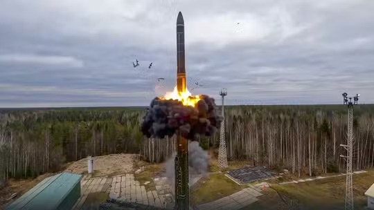 Míssil intercontinental balístico russo Yars é lançado em exercício de guerra nuclear em Plesetsk, em 2022 — Foto: Ministério da Defesa da Rússia/AP Photo