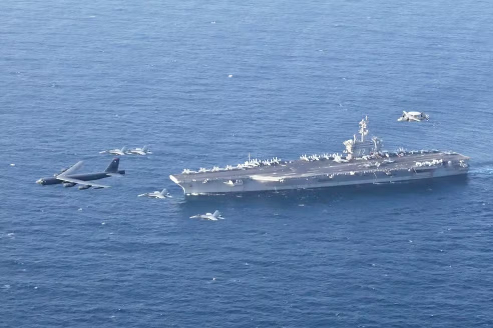 Os porta-aviões USS Abraham Lincoln e um B-52H Stratofortress da Força Aérea dos Estados Unidos realizaram manobras conjuntas em junho de 2019 — Foto: Brian M. Wilbur/Forças Armadas dos EUA