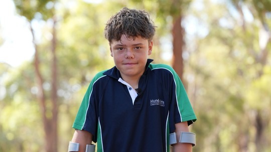 Austin Appelbee, de 13 anos, salvou a família ao nadar por horas para pedir socorro — Foto: Briana Shepherd/ABC via AP