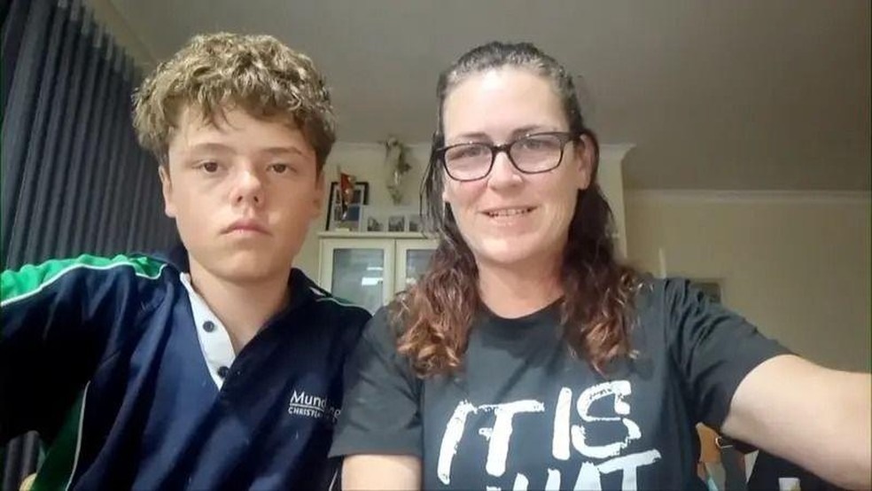 Austin Appelbee, ao lado de sua mãe Joanne, disse à BBC que teve muito medo — Foto: BBC