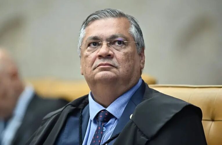 Dino determina que Três Poderes revisem e suspendam ‘penduricalhos’ ilegais do serviço público; decisão será analisada no dia 25